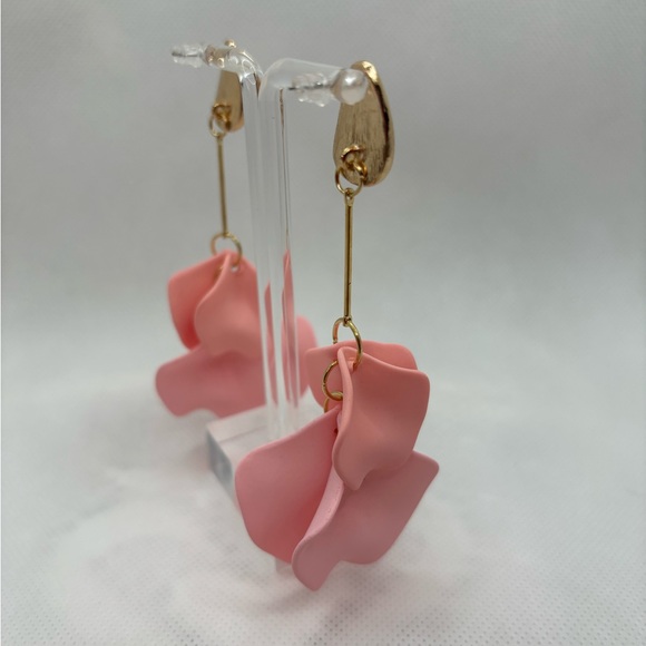 Pale pink petal drop earrings - Picture 4 of 7